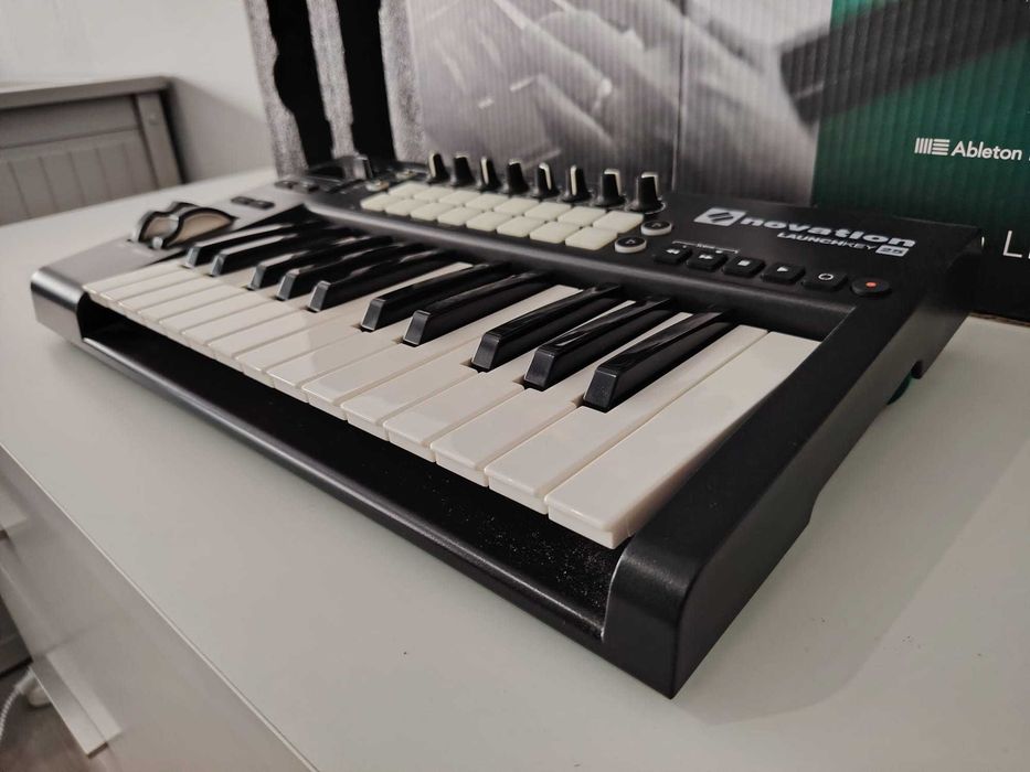 Teclado MIDI Novation Launchkey 25 MK2 (Com Caixa)