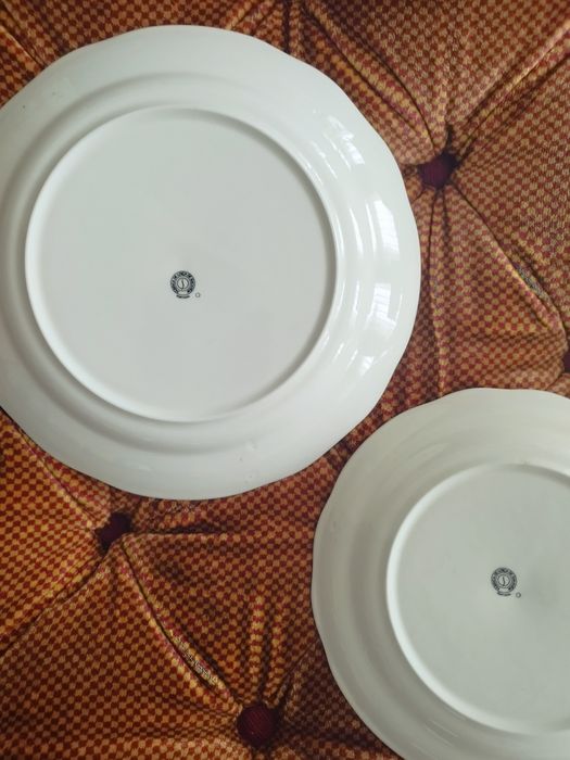 Pratos antigos (8+4) de porcelana da Fábrica de Loiça de Sacavém