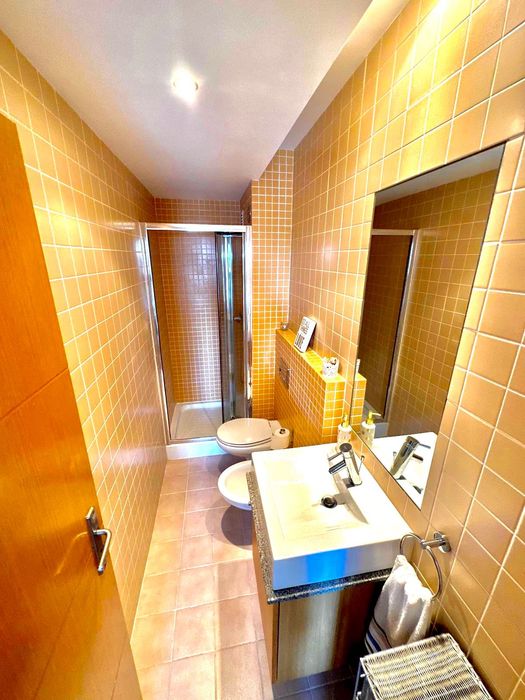 Quarto com casa de banho, varanda vista mar, em condomínio com piscina