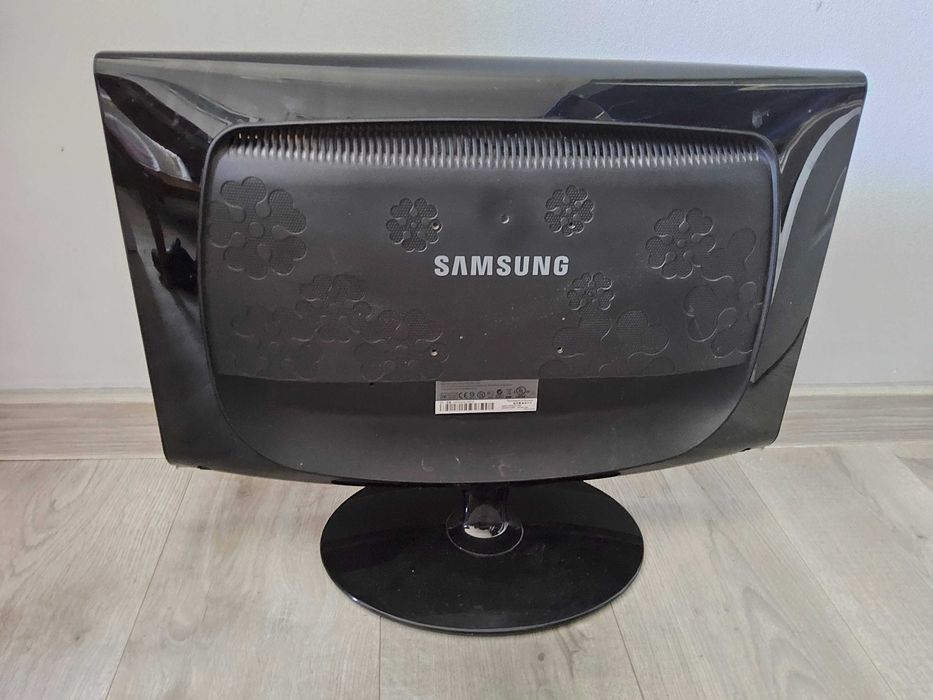 Samsung 233SW, w zestawie VGA i kabel zasilający