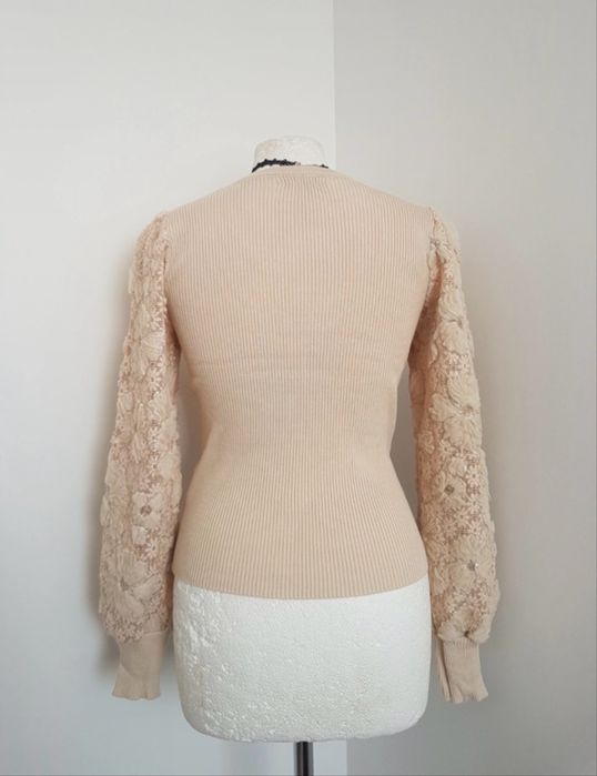 Beżowy prążkowany sweterek z ozdobnymi rękawami