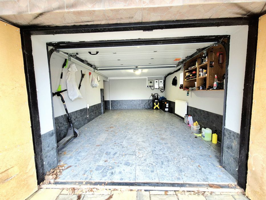 Два будинки з банею та зарибленим власним  озером р-н Аєропорту