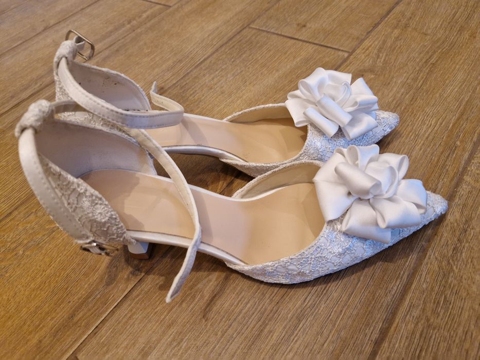 Buty białe ślubne z kokardą