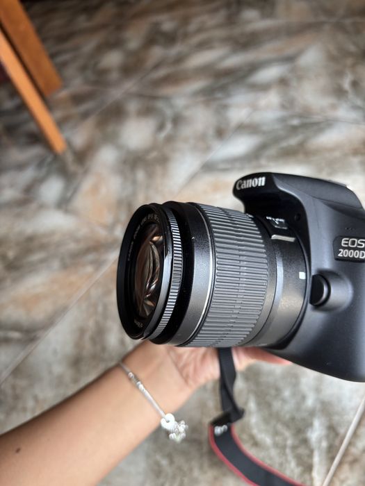 Camera Canon EOS 2000D
