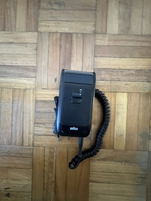 Maquina de cortar barba a funcinar