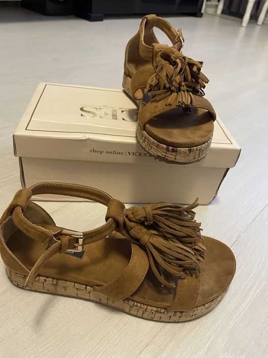 Босоніжки на танкетці