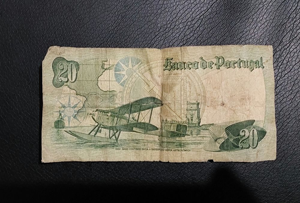 Varias moedas e nota de 20 escudos