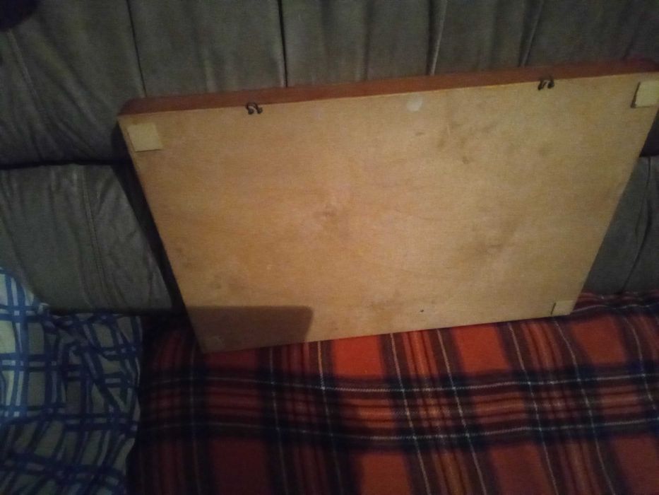 Dispositivo em madeira para colocação de adornos