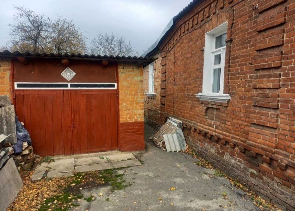 Продам 1/2 будинку в центрі, з участком землі 12 соток