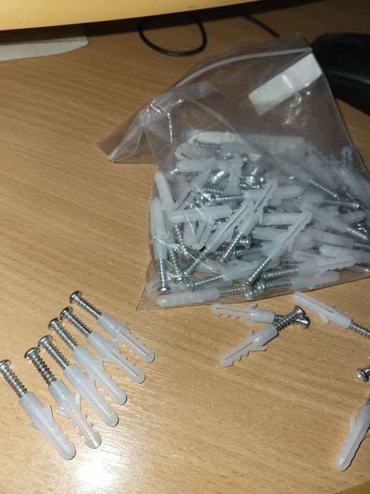 Дюбеля маленькі, довжина 2см. 50шт.