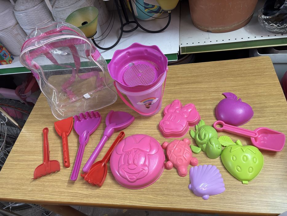Brinquedos de praia e dois carrinhos com rodinhas