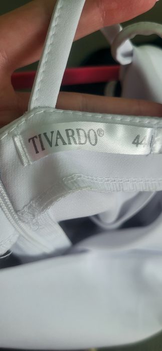 Вишукана вечірня сукня, білого кольору