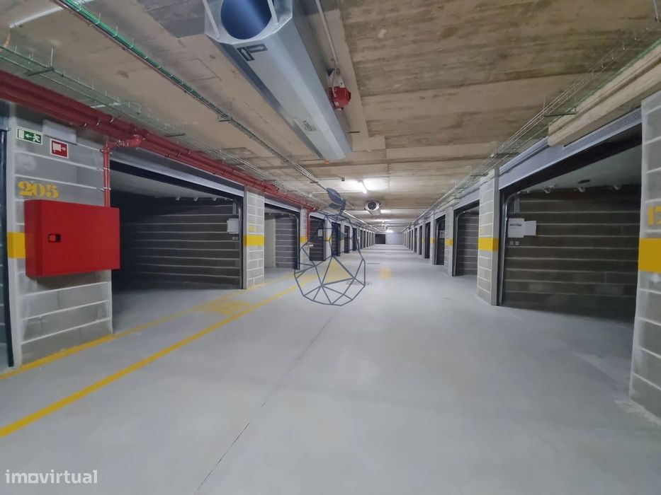 Garagens Box à Venda em Portimão — de 16 m² a 28 m², entre a estação d