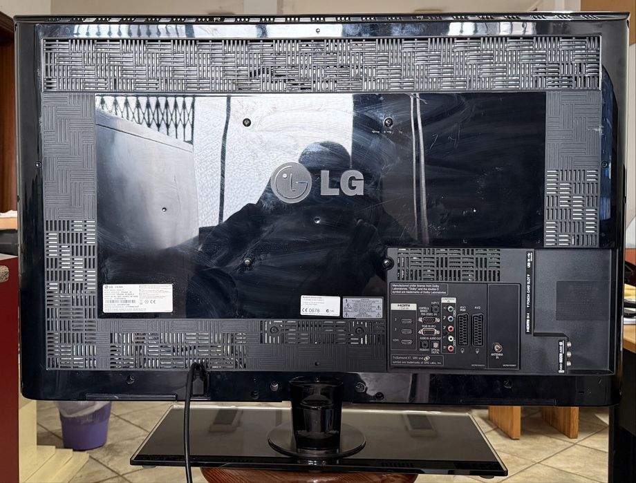Televisor da marca LG com 49 polegadas.