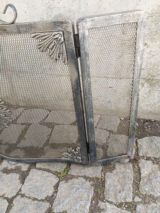 Proteção para lareira metálica em exemplar estado de conservação.
Medidas em foto