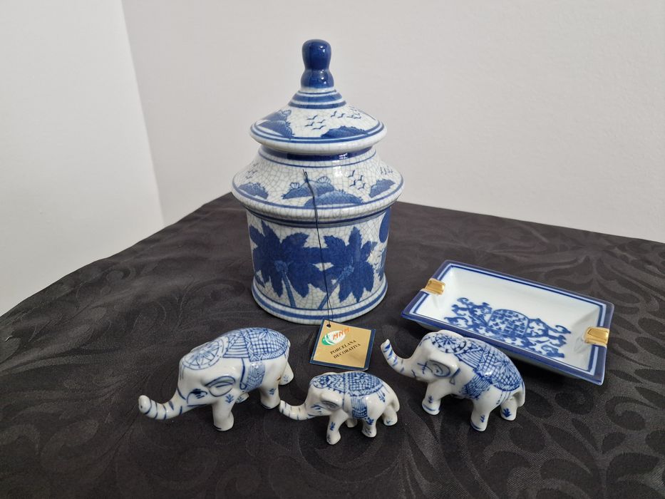 Conjunto em porcelana Pote Cinzeiro e  3 Estatuetas
