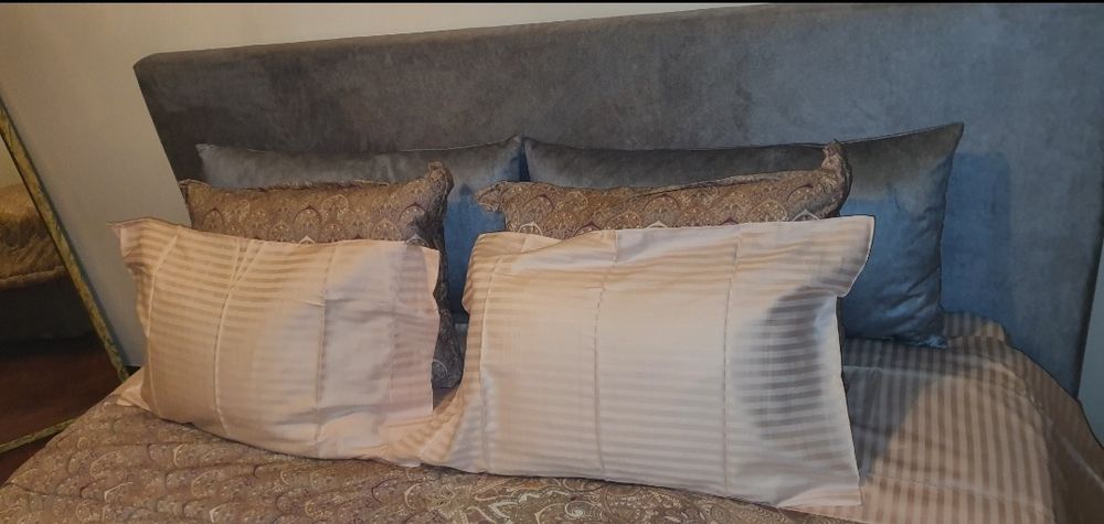 Cama King Size estofadada em tecido lavável cinza claro