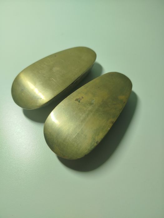 2 cinzeiros em latão