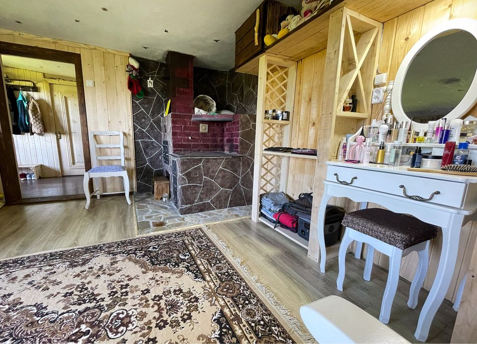Будинок та ділянка в горах Карпатах