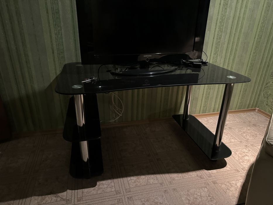 Стол стеклянный срочно