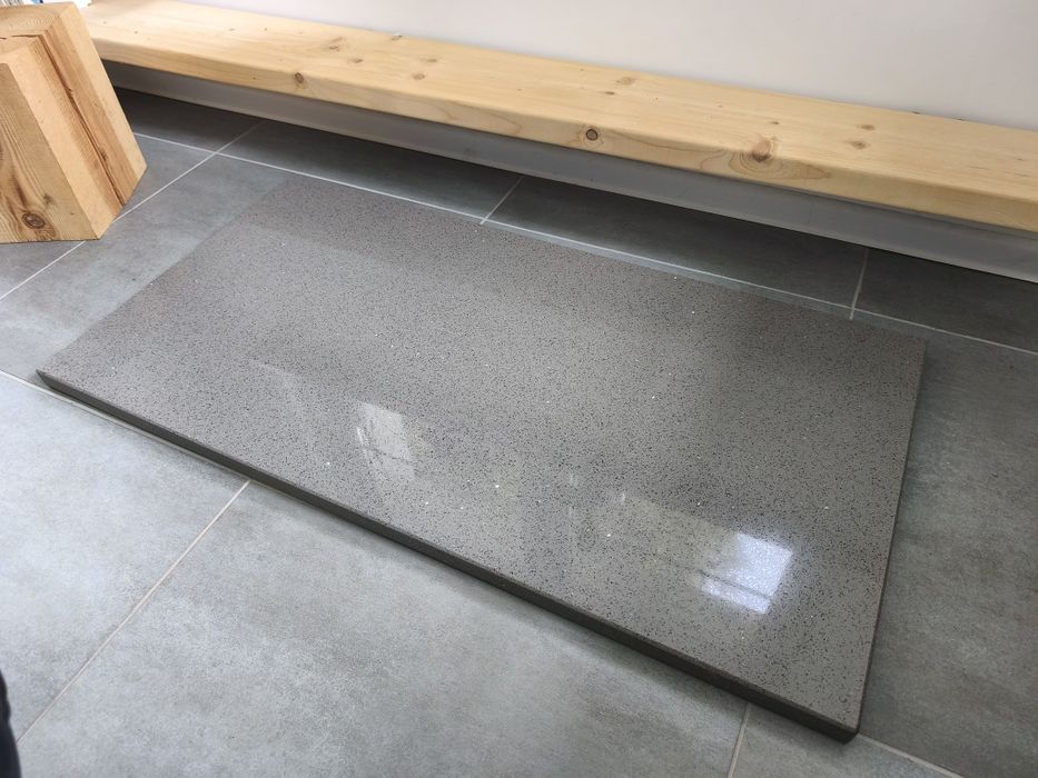 Piękny blat z konglomeratu kwarcowego 106x55x3 cm pod wyspe kuchenną stolik