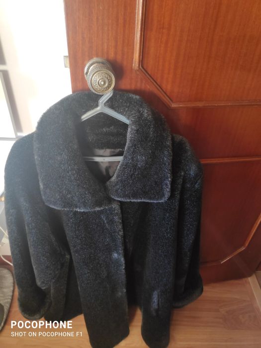 Casaco de senhora da C&A de pelo sintético.