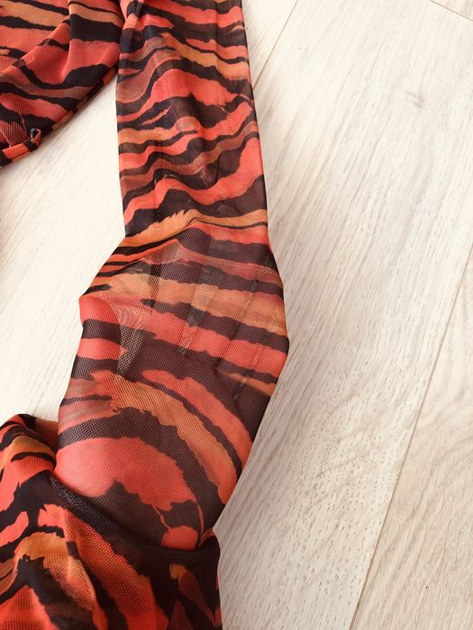 Помаранчева сукня з принтом зебри