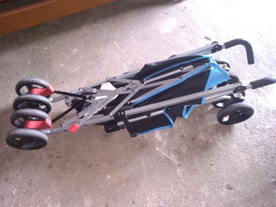 Carrinho de bebé para viagens.