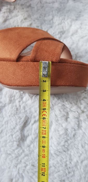Sandały na obcasie