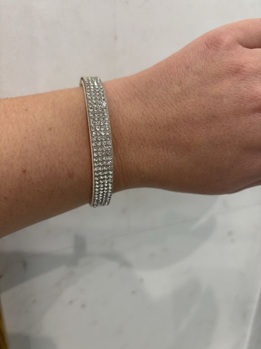 Błyszcząca branzoletka na zatrzask