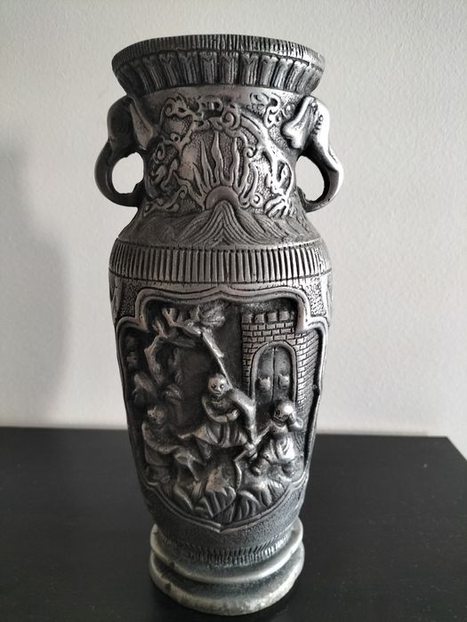 Jarra decorativa em estanho, Século XX