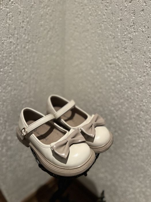 Туфельки бежеві для дівчинки