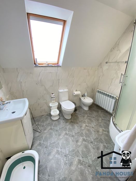 Продається чудовий будинок на два поверхи готовий до проживання.