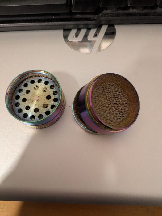 Grinder metálico para moer tabaco (4 compartimentos)