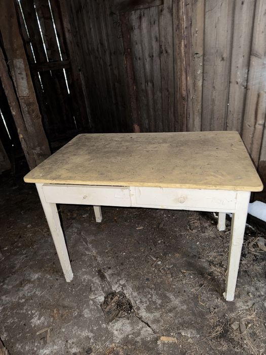 stary drewniany stol