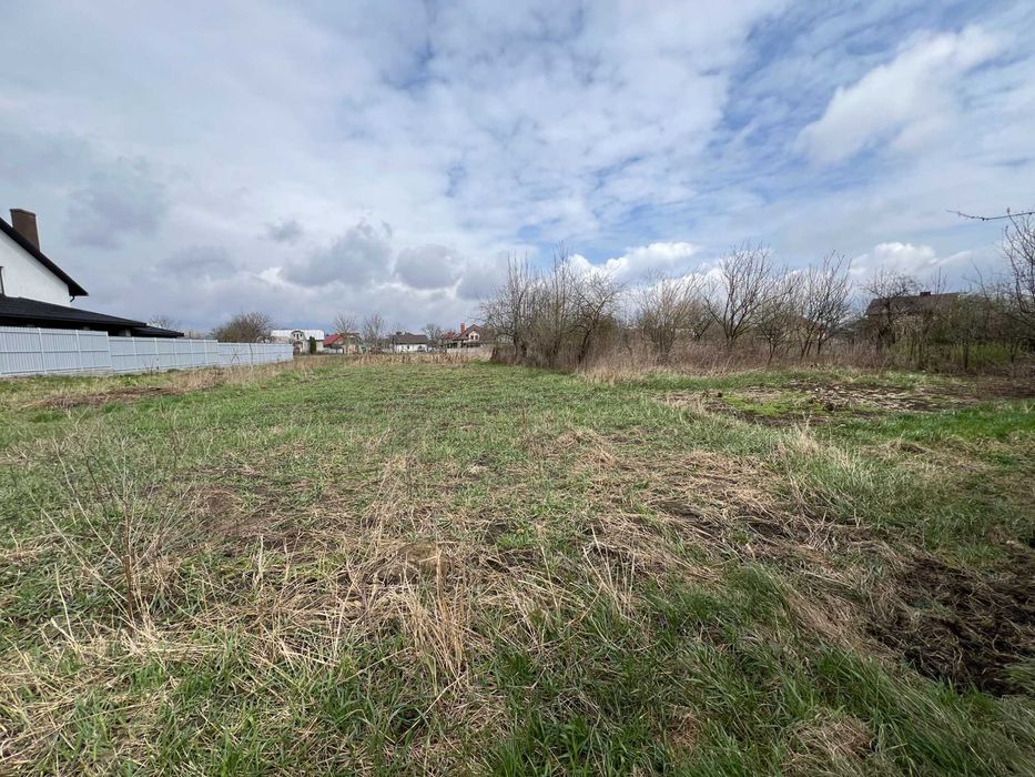 Продаж! Цегляний будинок біля МЕТРО + 10 сотих землі