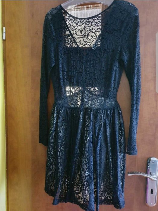 Sukienka koronka dekolt na plecach