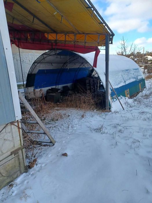 Продам в м.Мерефа магазин та ангар  з 9/25 житлового будинку