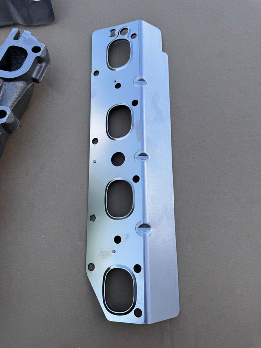 Kolektor Wydechowy Prawy Doga RAM 1500 DT 2019- 5.7 V8 HEMI 68591572AC