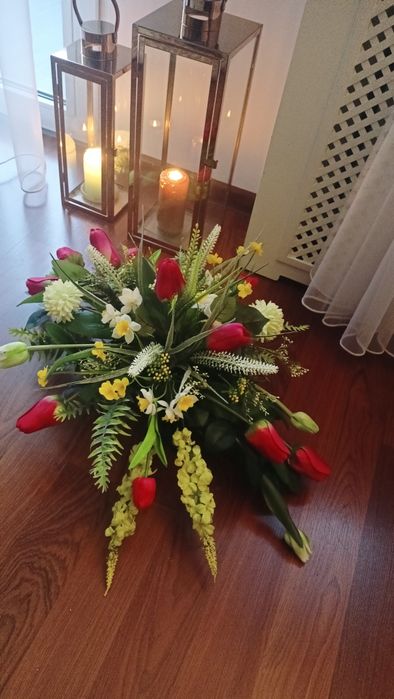 Kompozycja z wiosennych kwiatów.