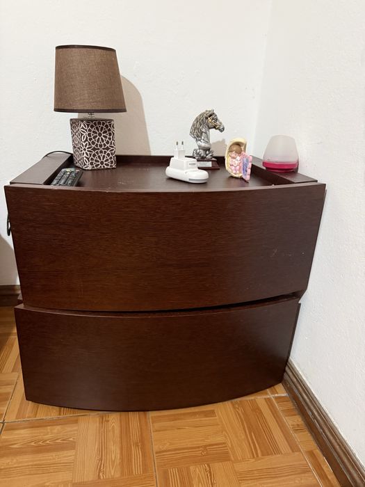 Cama de casal castanha