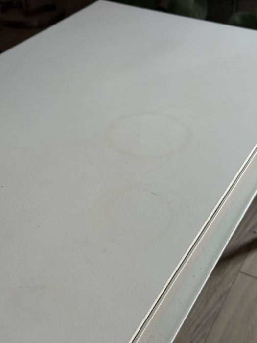 Biały stolik do salony marka Ikea