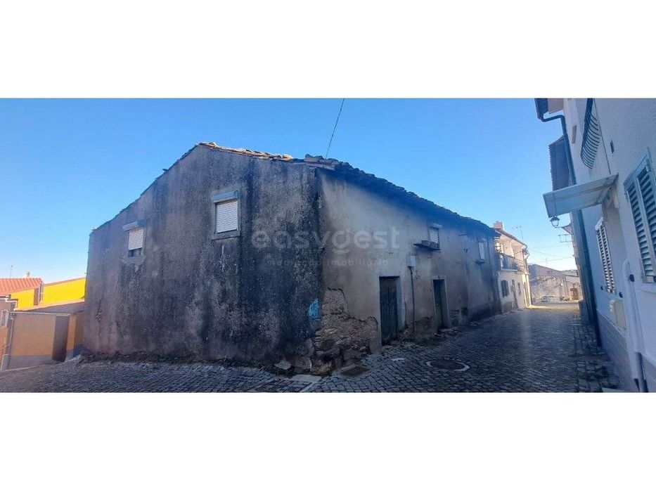 Moradia V3, para recuperar, no Centro Histórico em Mogadouro