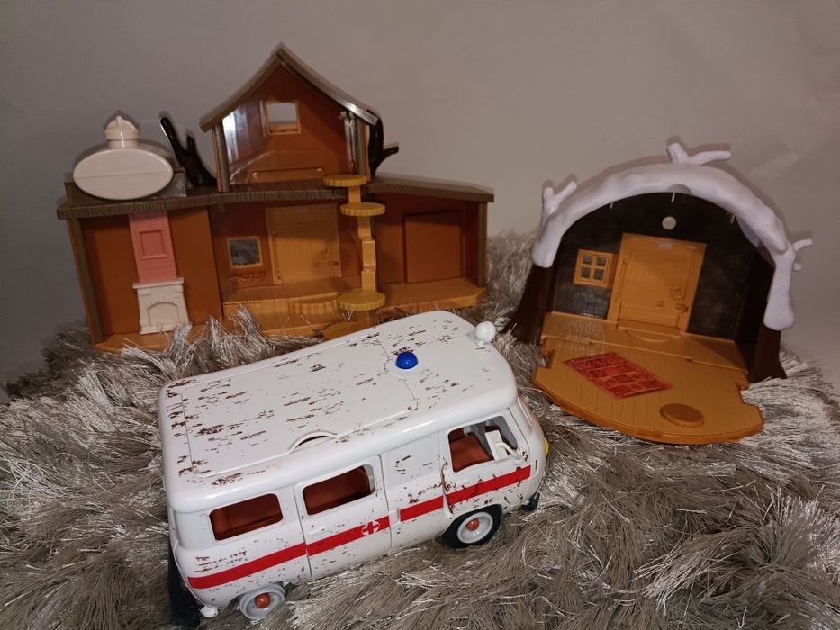 Duas Casas, figuras e Ambulância da Série da Masha