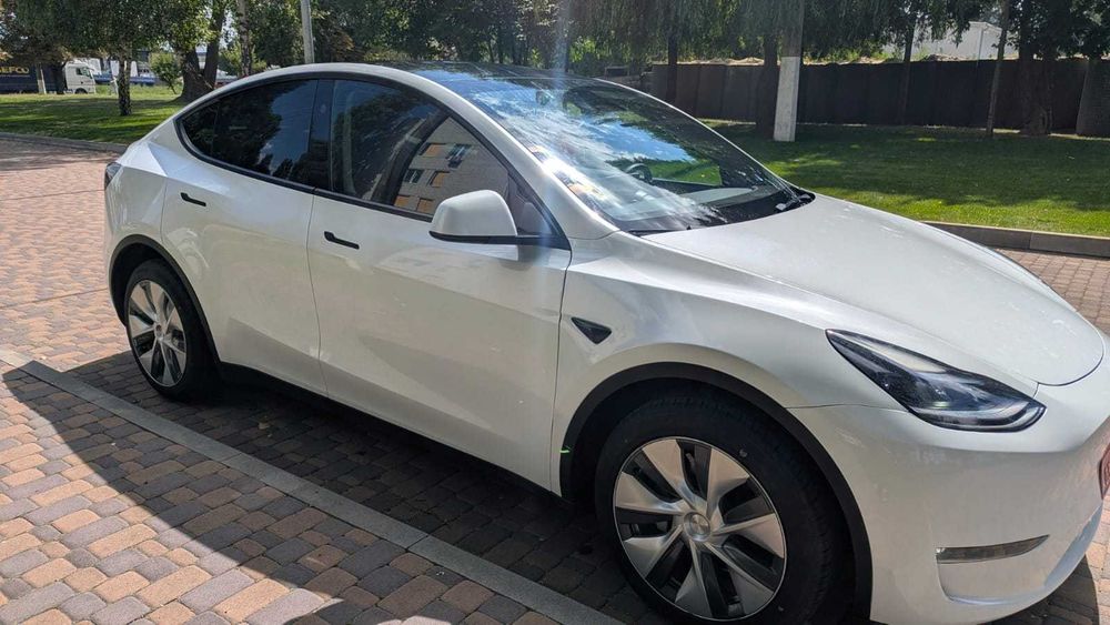 Продаж автомобіля Tesla Model Y 2023 року
