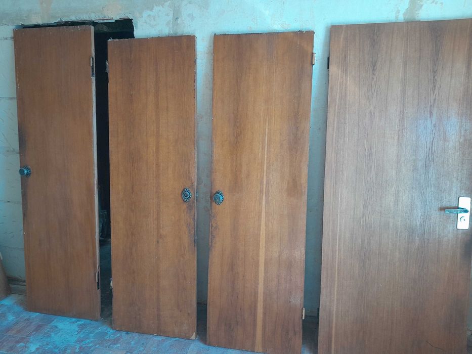 Шпоновані добротні дерев'яні двері