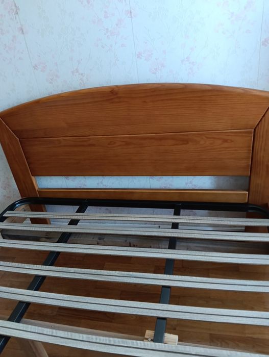 Cama de casal em madeira de pinho maciço em ótimo estado de conservação com estrado incluído. Cama com medidas para um colchão de 1,40 por 1,95