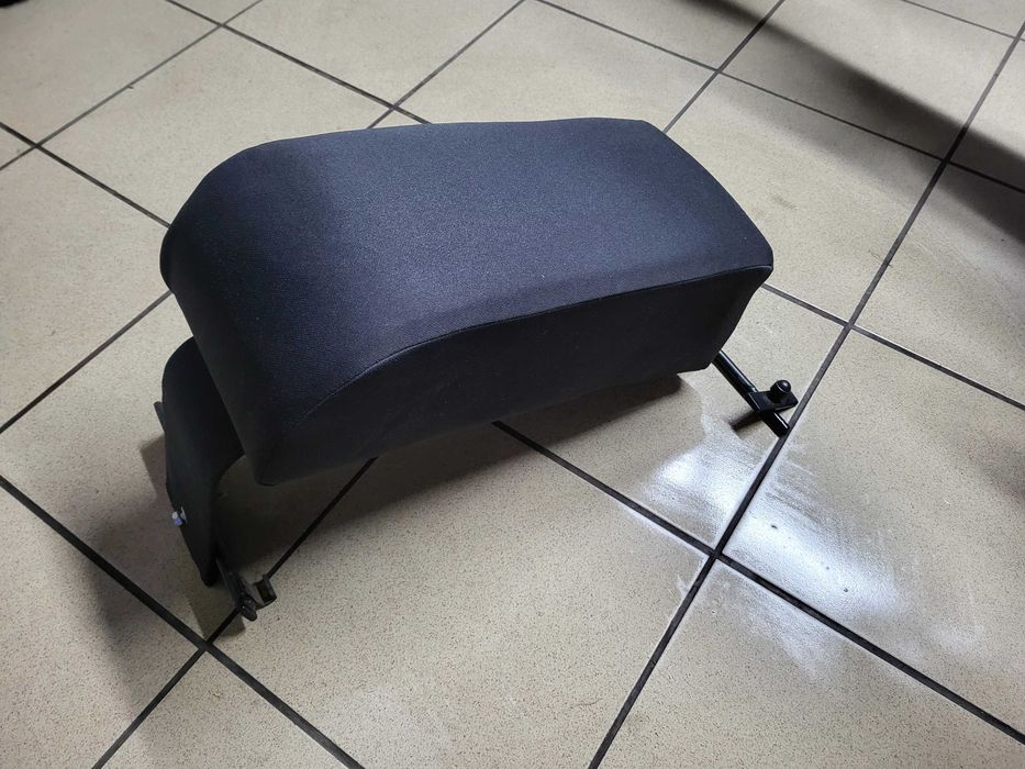 Sprzedam za rozsądną cenę oryginalny podłokietnik TOYOTA RAV4