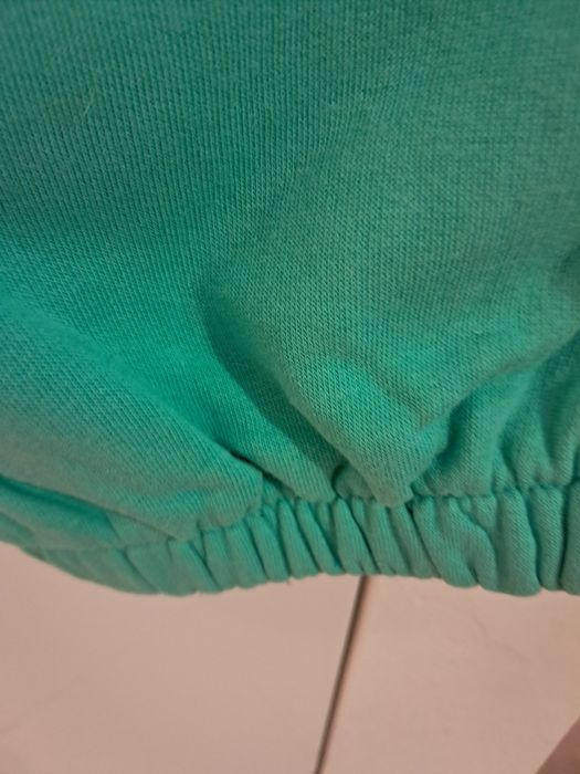 Zielone spodnie dresowe 42