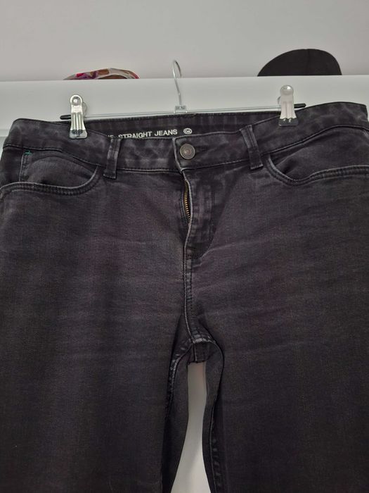 Czarne spodnie jeansowe